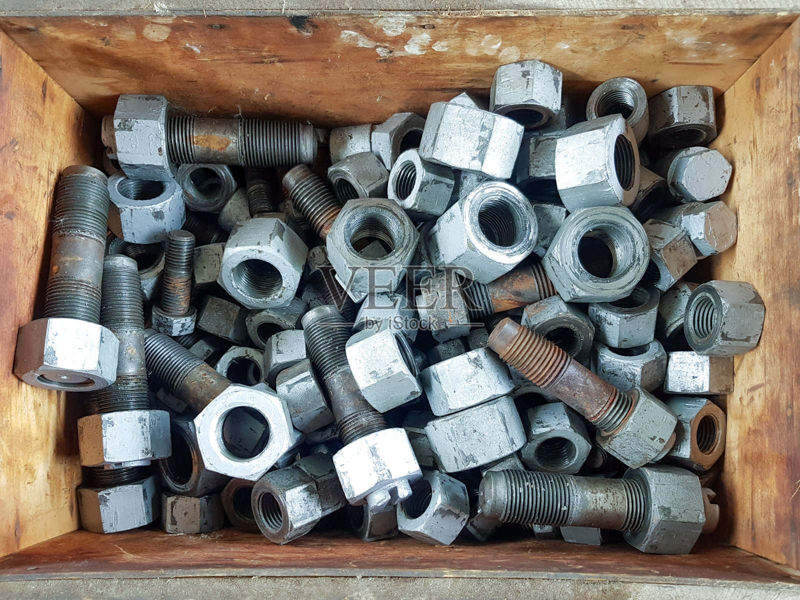 一种由带有外螺纹的杆制成的紧固件，一种用螺母或螺纹孔形成连接的螺栓照片摄影图片