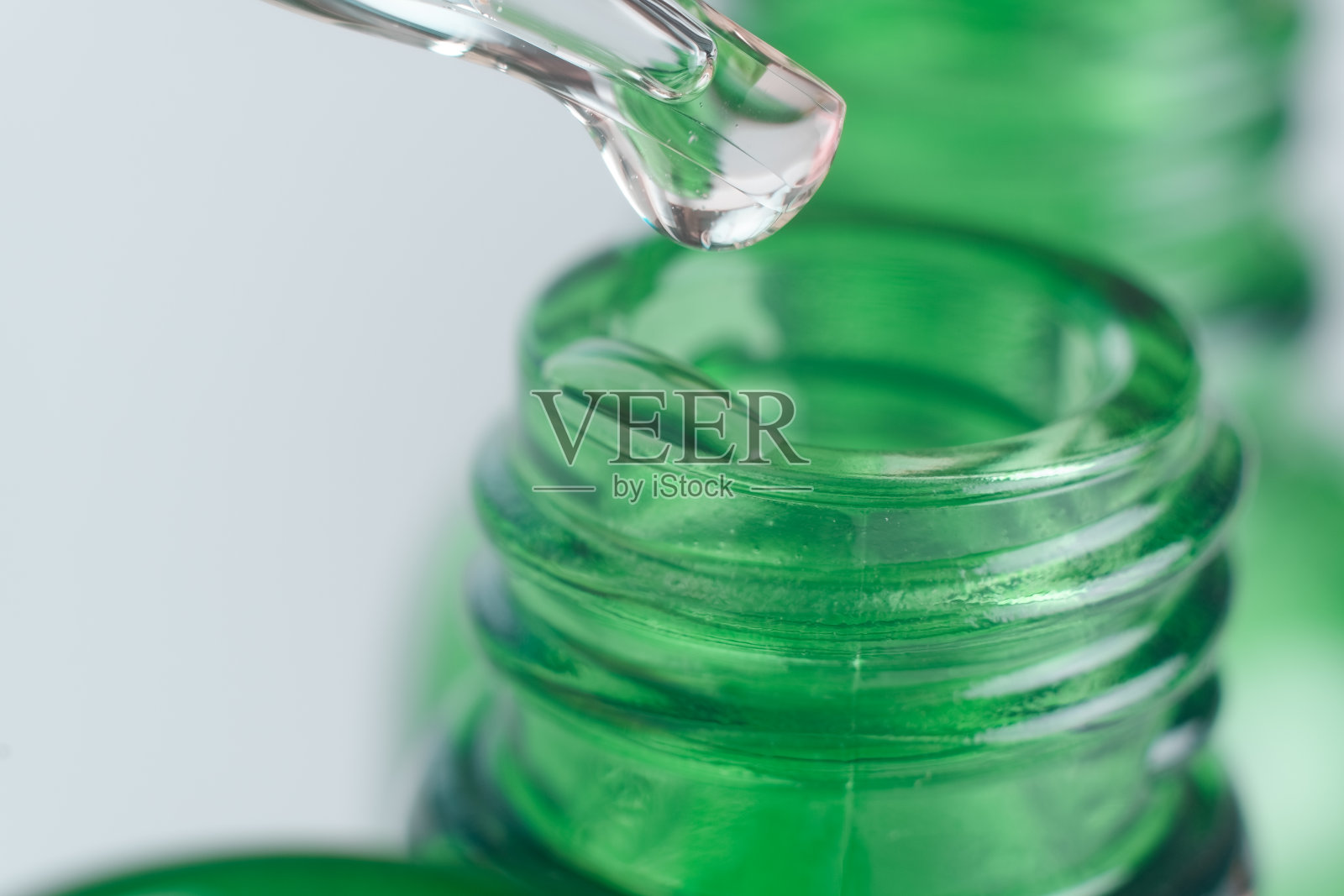 带吸管的玻璃瓶滴管。透明透明的天然美容产品和生态血清护肤理念。顶部横向查看拷贝空间照片摄影图片