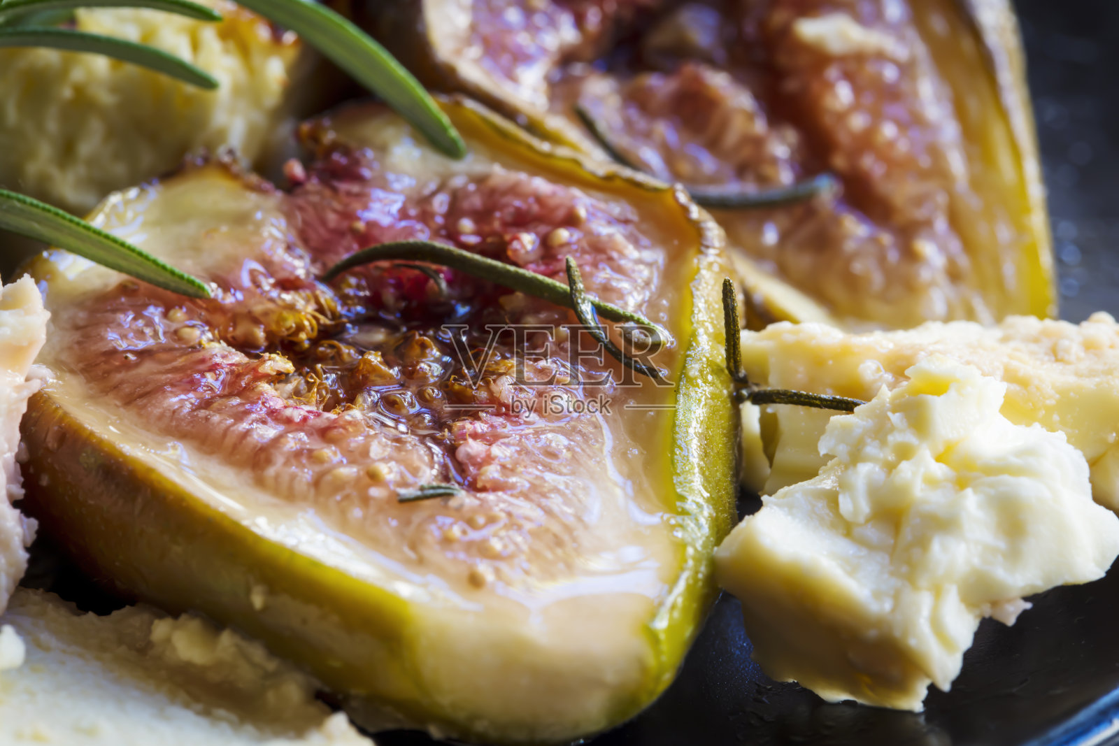 烤无花果配羊乳酪和迷迭香。照片摄影图片