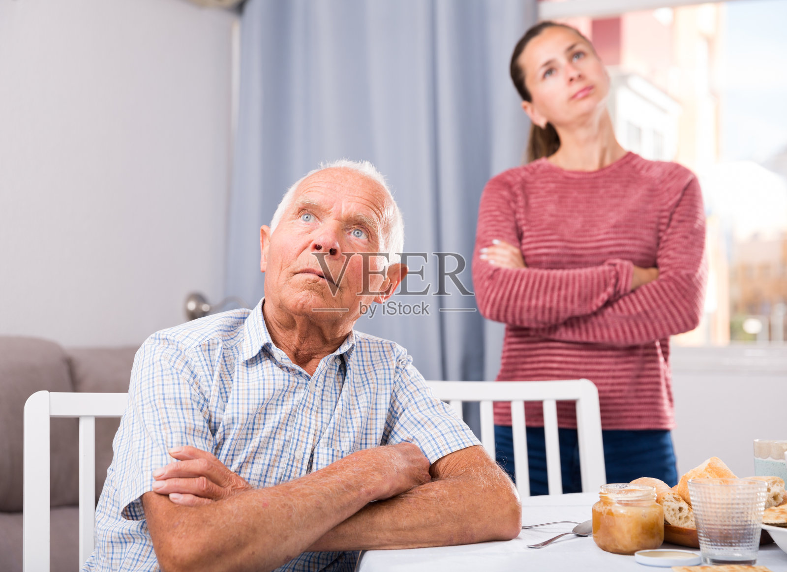 成年女儿与年迈的父亲争吵照片摄影图片