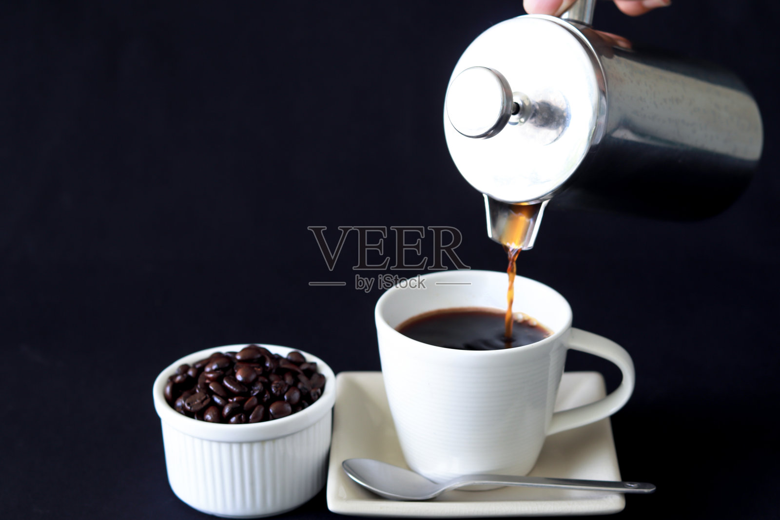 从法式咖啡机倒咖啡照片摄影图片