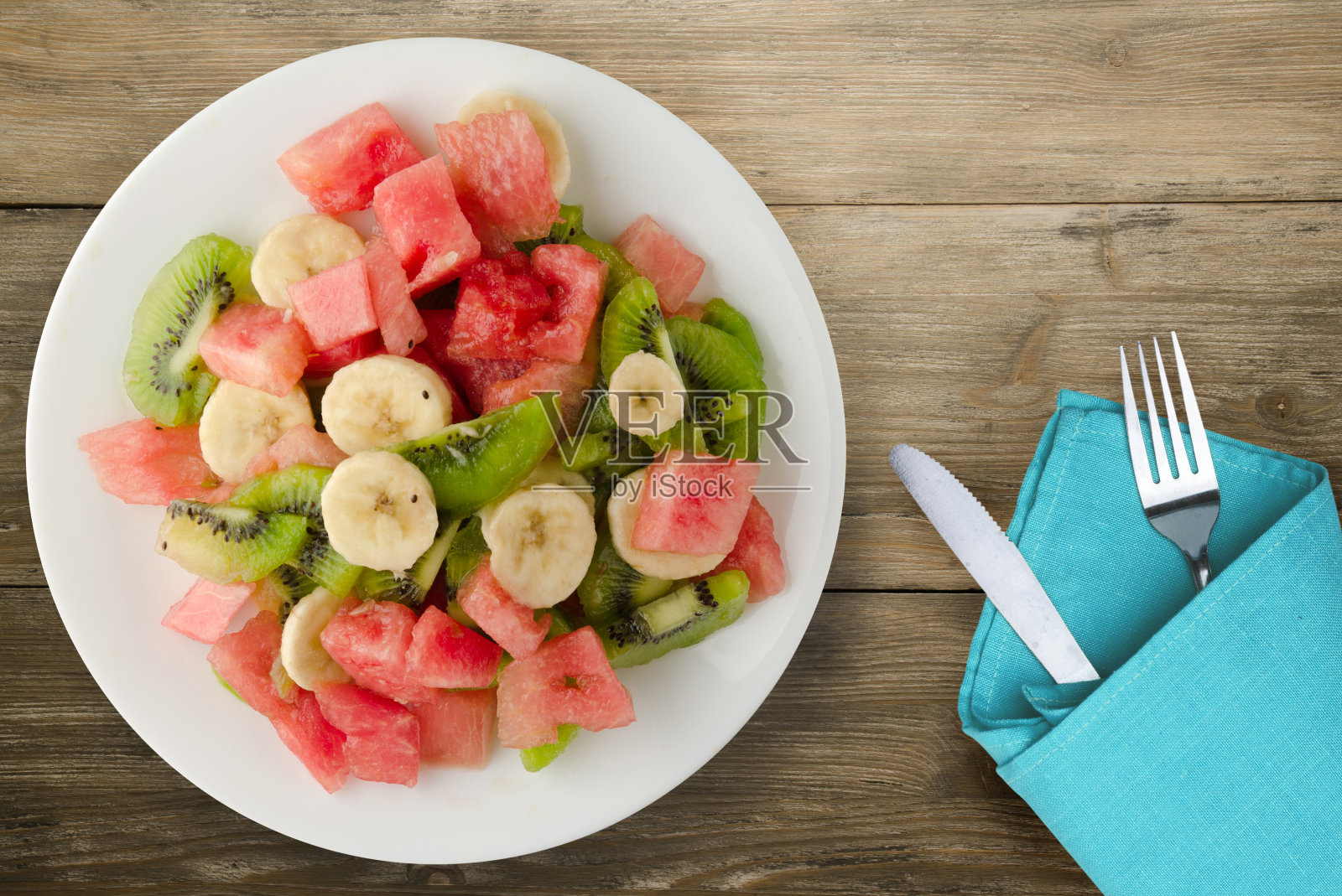木制背景上的健康新鲜水果沙拉照片摄影图片