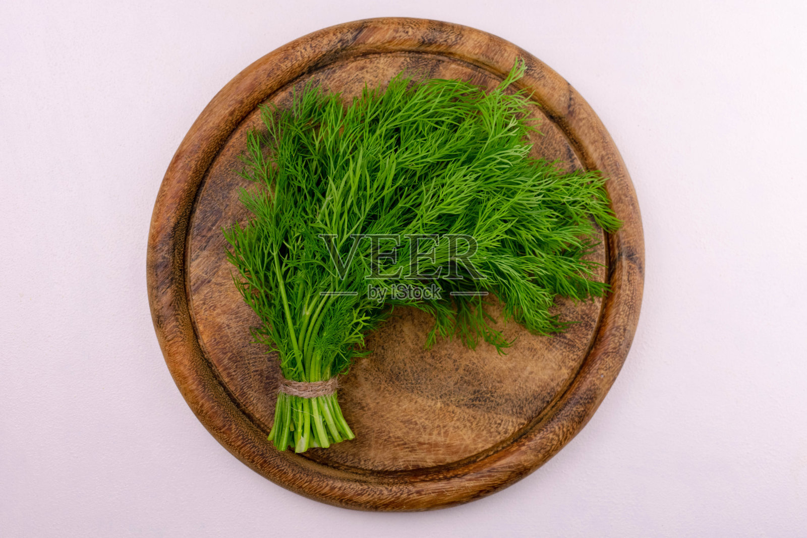 莳萝在一个木制的圆板上。从以上观点。照片摄影图片