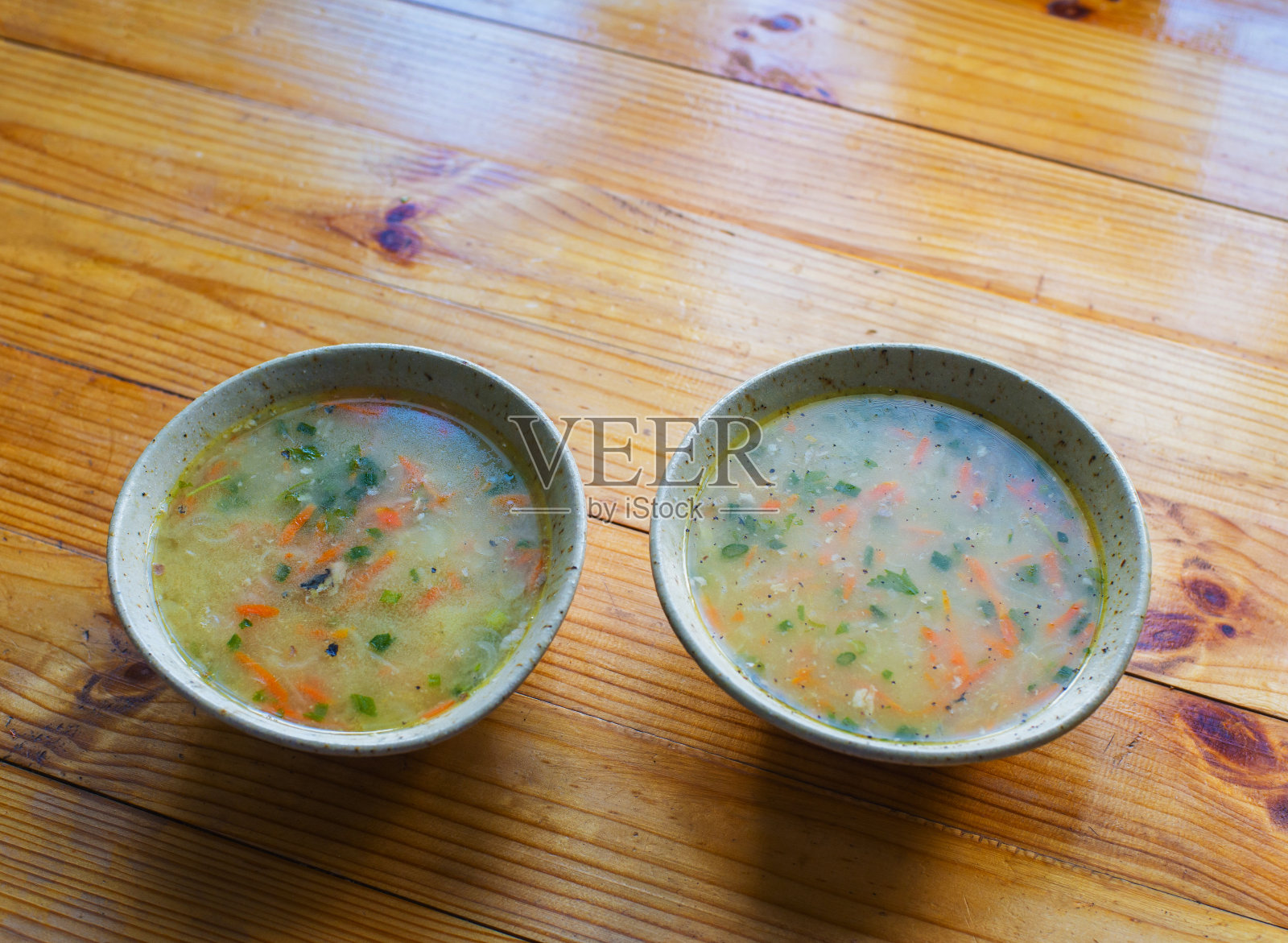 两个盛汤的陶瓷碗。照片摄影图片