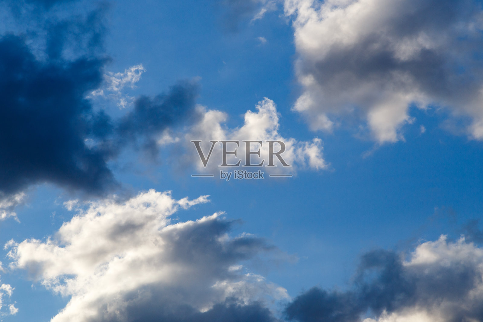 即将到来的风暴特写云图在五月的日光在欧洲大陆照片摄影图片