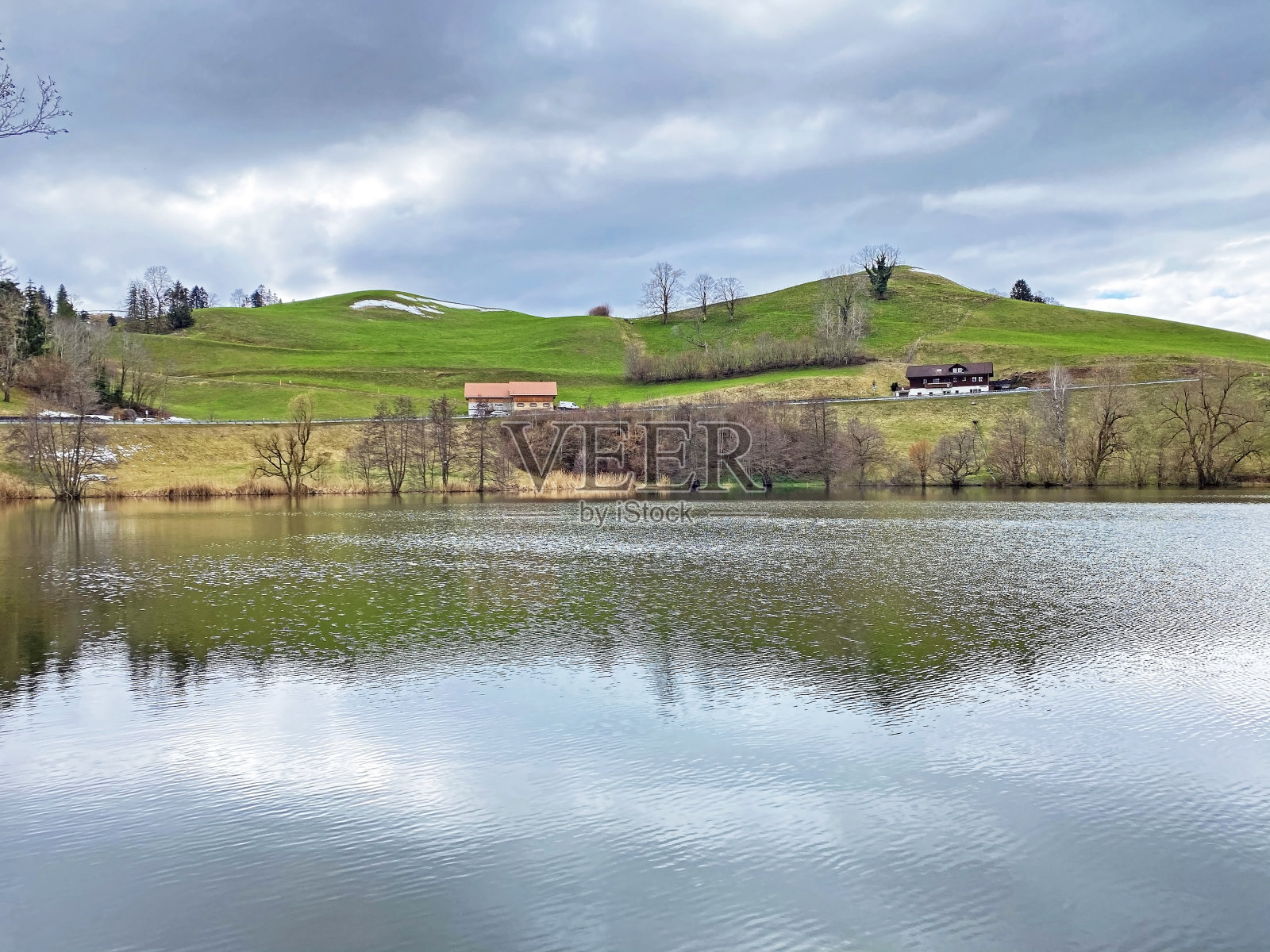 冬末春初，在小的自然湖Wilersee或Wiler湖上面的锡尔河峡谷，门津根-楚格州，瑞士(瑞士)照片摄影图片