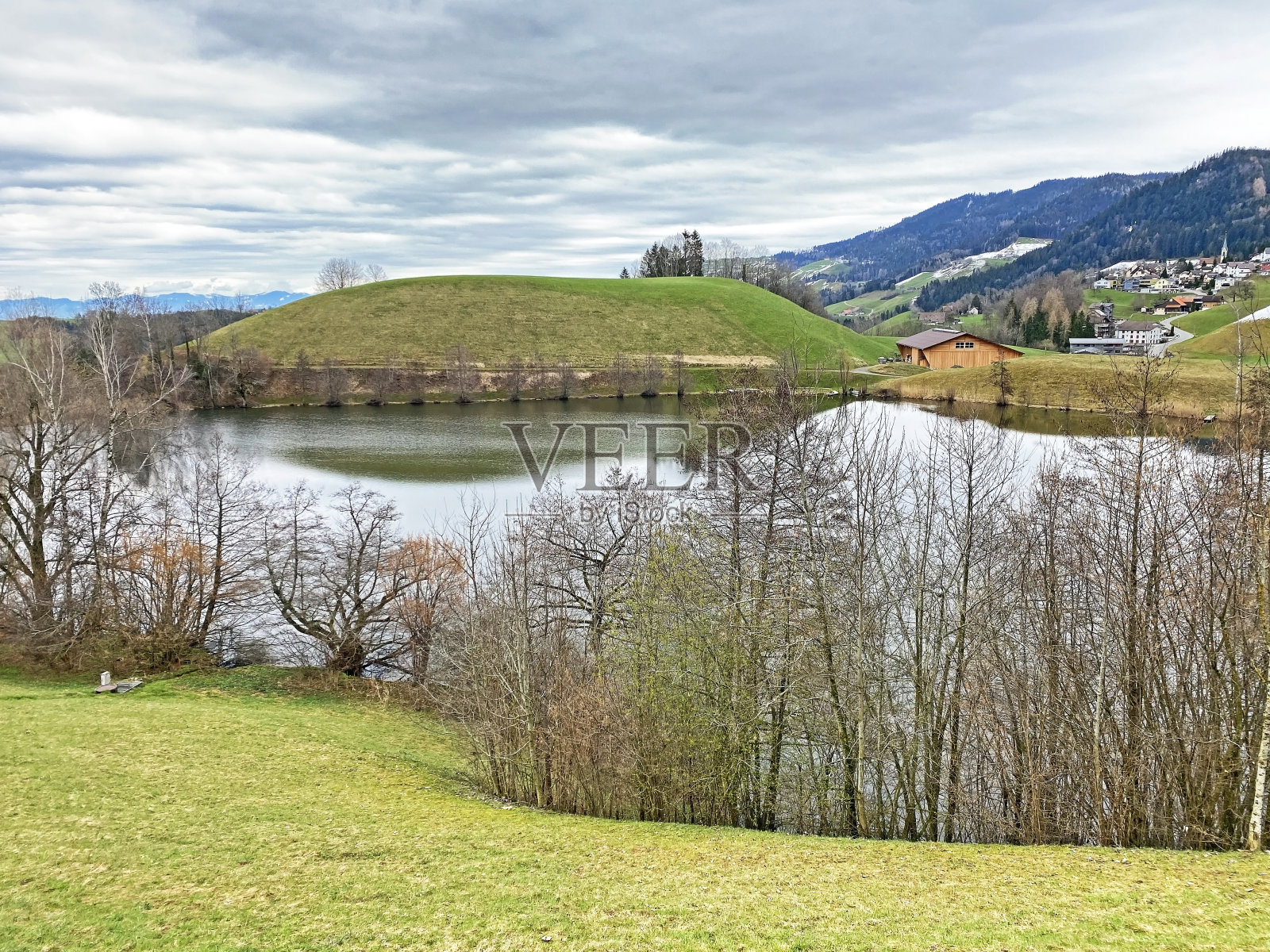 冬末春初，在小的自然湖Wilersee或Wiler湖上面的锡尔河峡谷，门津根-楚格州，瑞士(瑞士)照片摄影图片