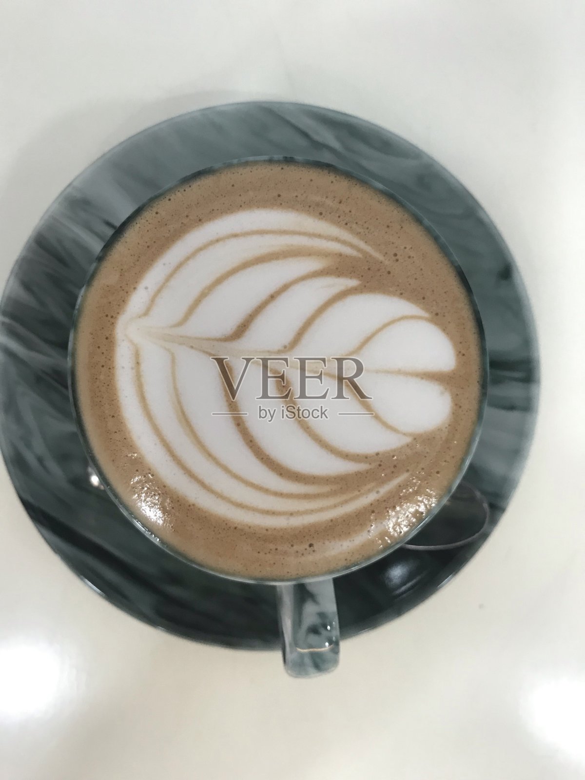 一杯卡布奇诺咖啡照片摄影图片