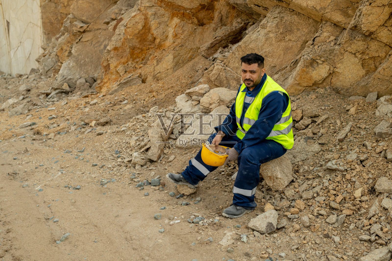 穿着制服的宁静的建设者正在休息照片摄影图片