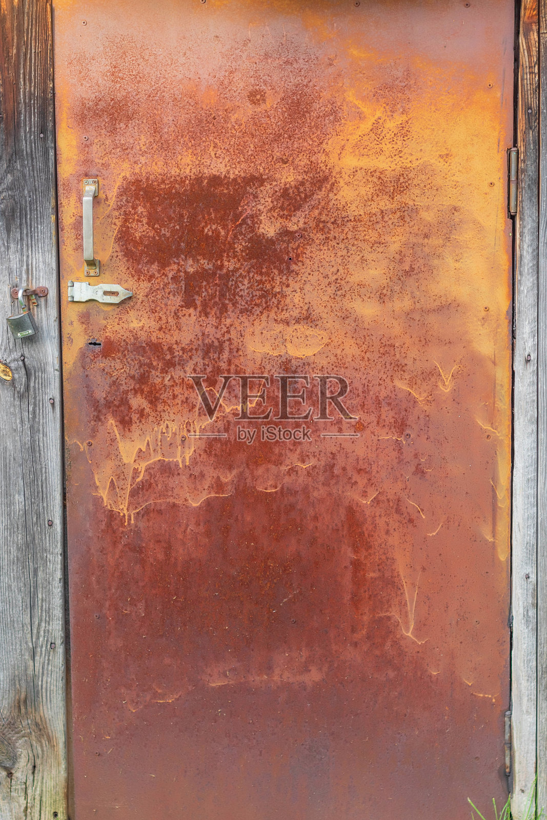 长方形的旧铁和生锈的门通向村里的谷仓照片摄影图片