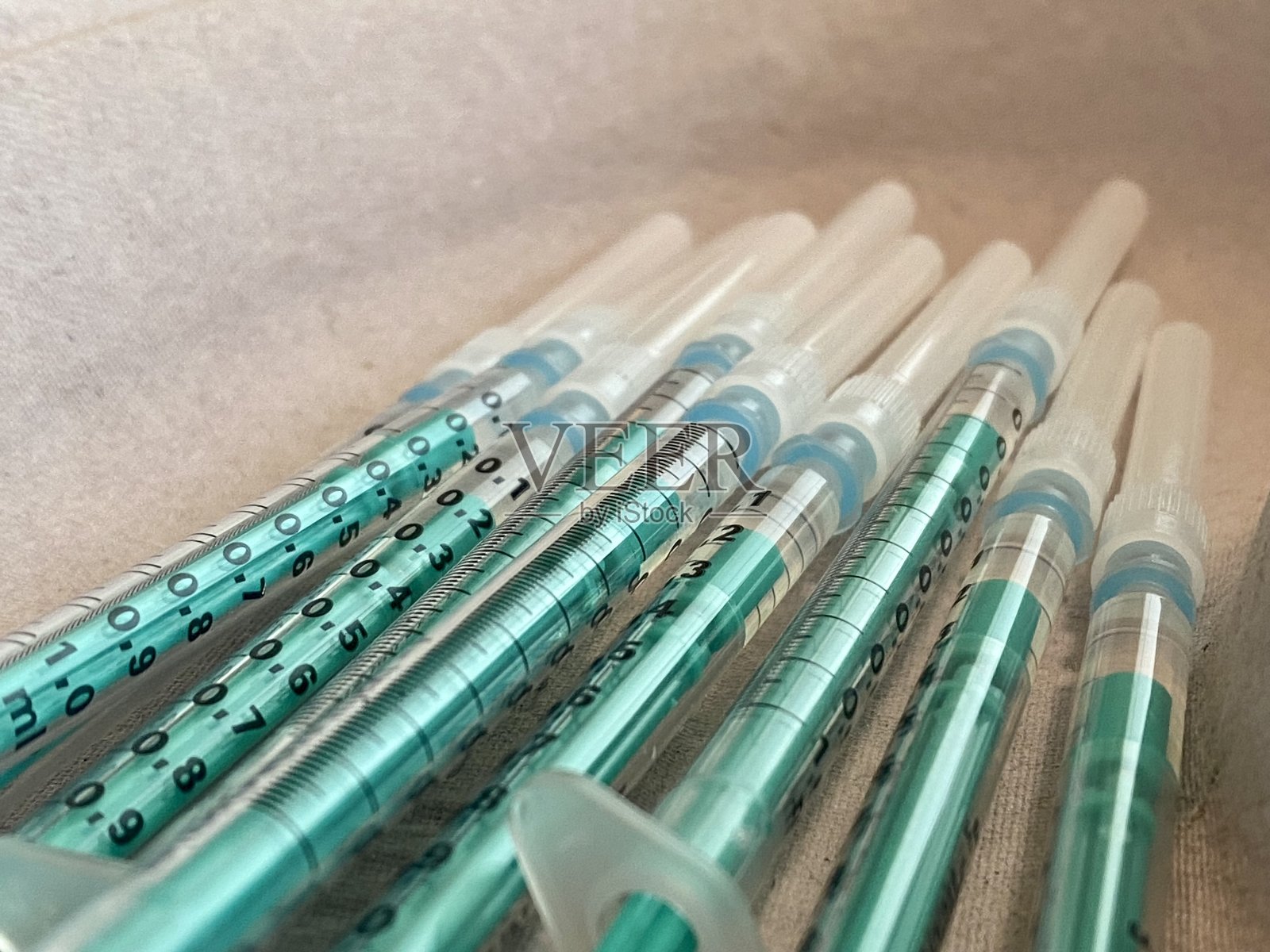 准备好使用的带Covid-19疫苗的一次性注射器照片摄影图片