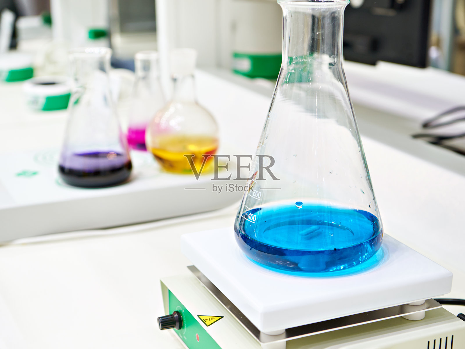 烧瓶和带有加热的磁力搅拌器照片摄影图片