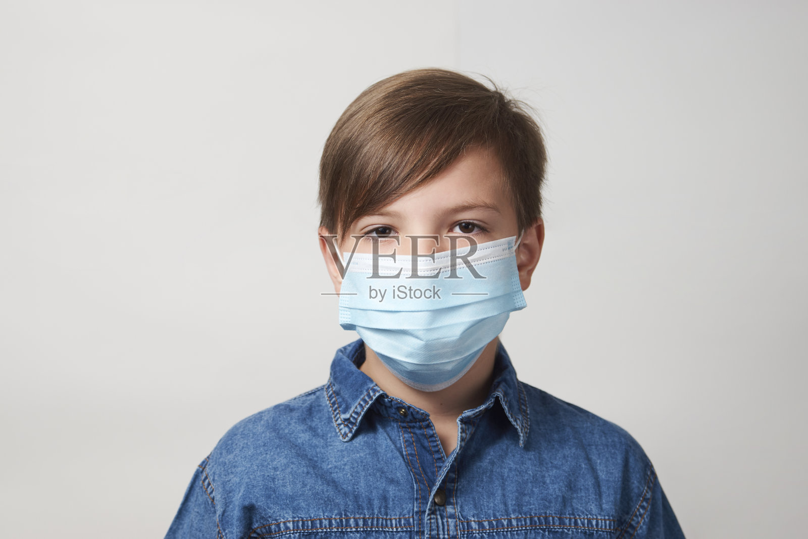 一个男孩的肖像在白色的背景面具照片摄影图片