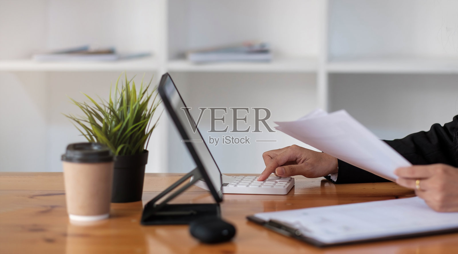 商人的手与计算器在办公室和财务。照片摄影图片