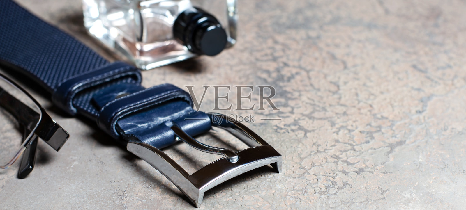 黑色混凝土背景上的男士配饰。现代成功人士形象的概念。本空间照片摄影图片