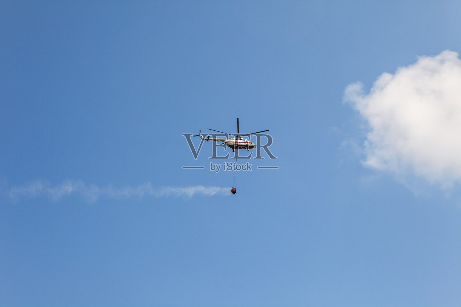 消防直升机在空中照片摄影图片