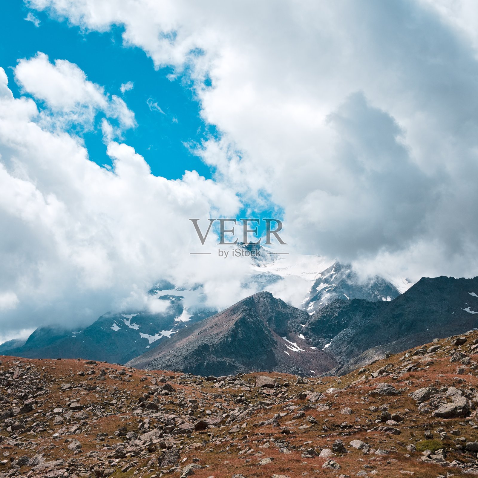 意大利阿尔卑斯山(Trentino，意大利，欧洲)雪峰上的云朵照片摄影图片