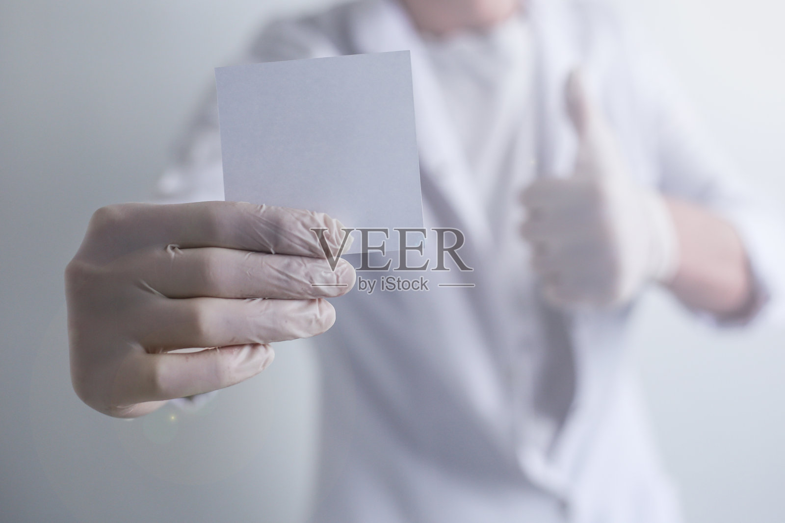 医生拿着白纸，做着记号照片摄影图片