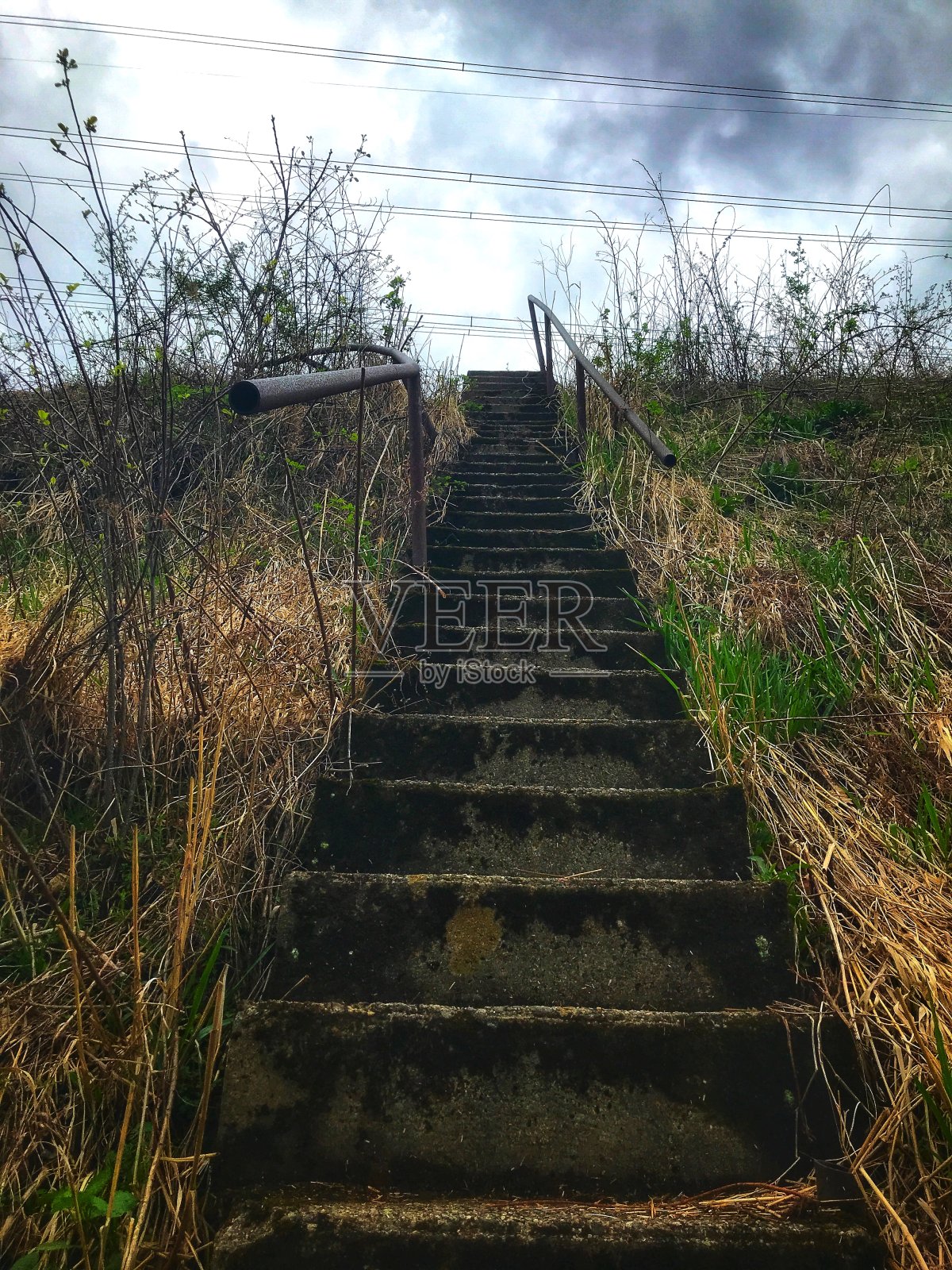 废弃的混凝土楼梯和破碎的金属楼梯扶手照片摄影图片