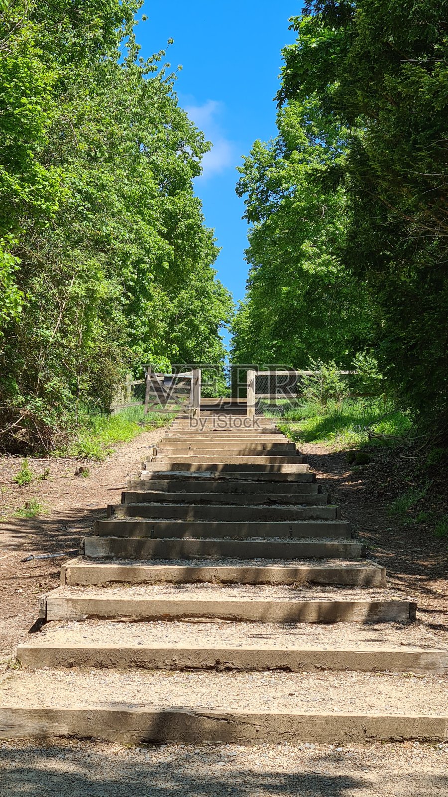 走向天空的台阶-更少的台阶照片摄影图片