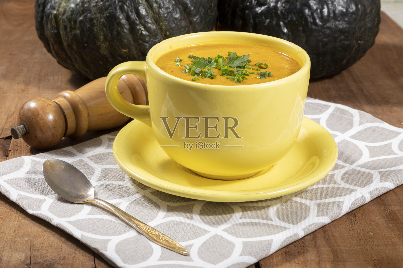 木制背景的南瓜汤照片摄影图片