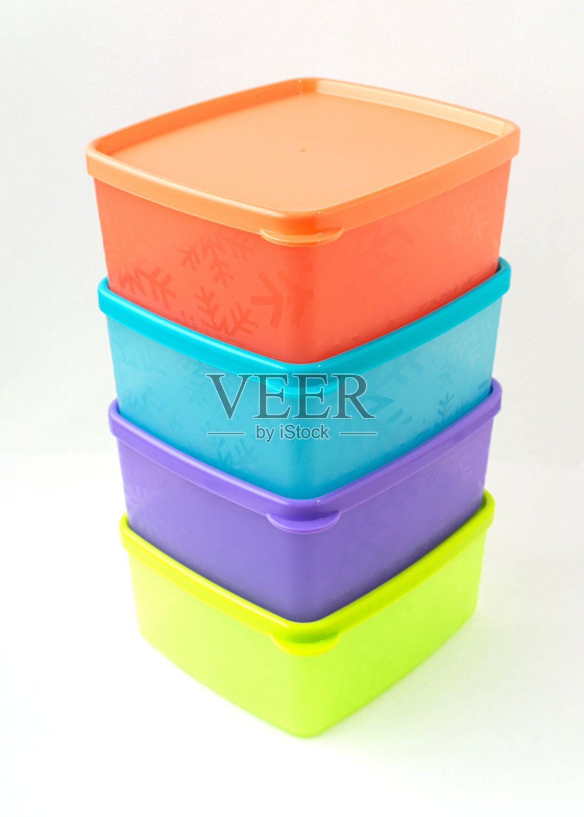 堆叠的彩色塑料容器隔离在白色背景。照片摄影图片