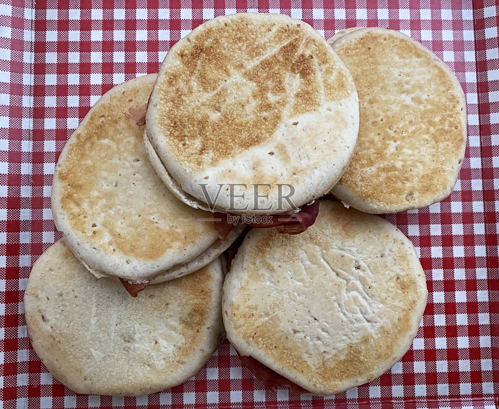 美味的意大利Tigelle乡村背景。传统的意大利美食照片摄影图片