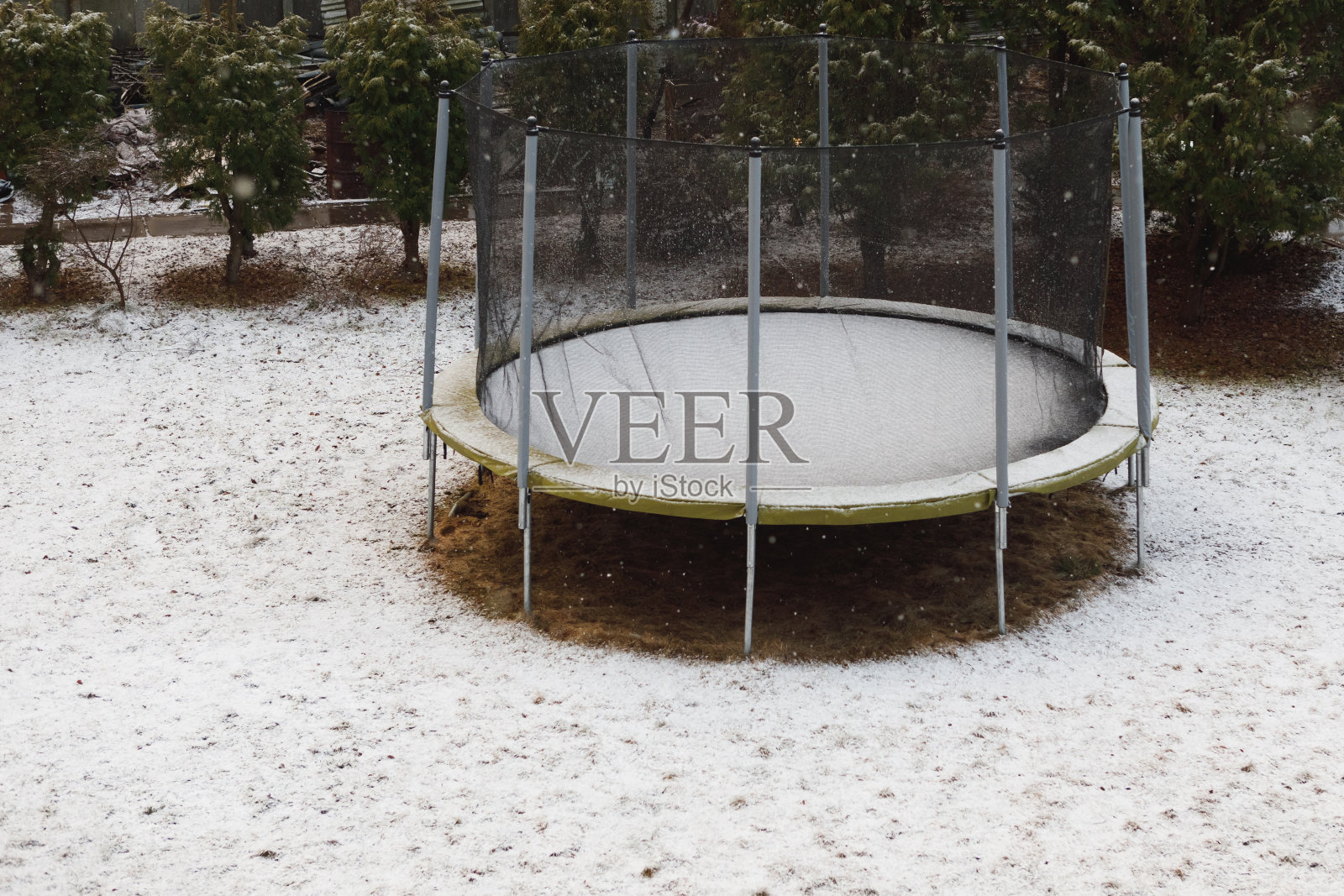 冬天的蹦床和雪照片摄影图片