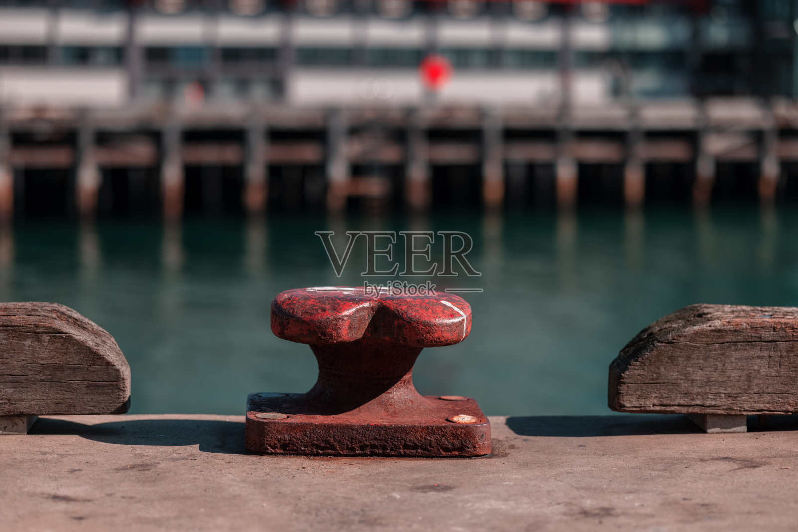 码头上的红色系泊柱照片摄影图片