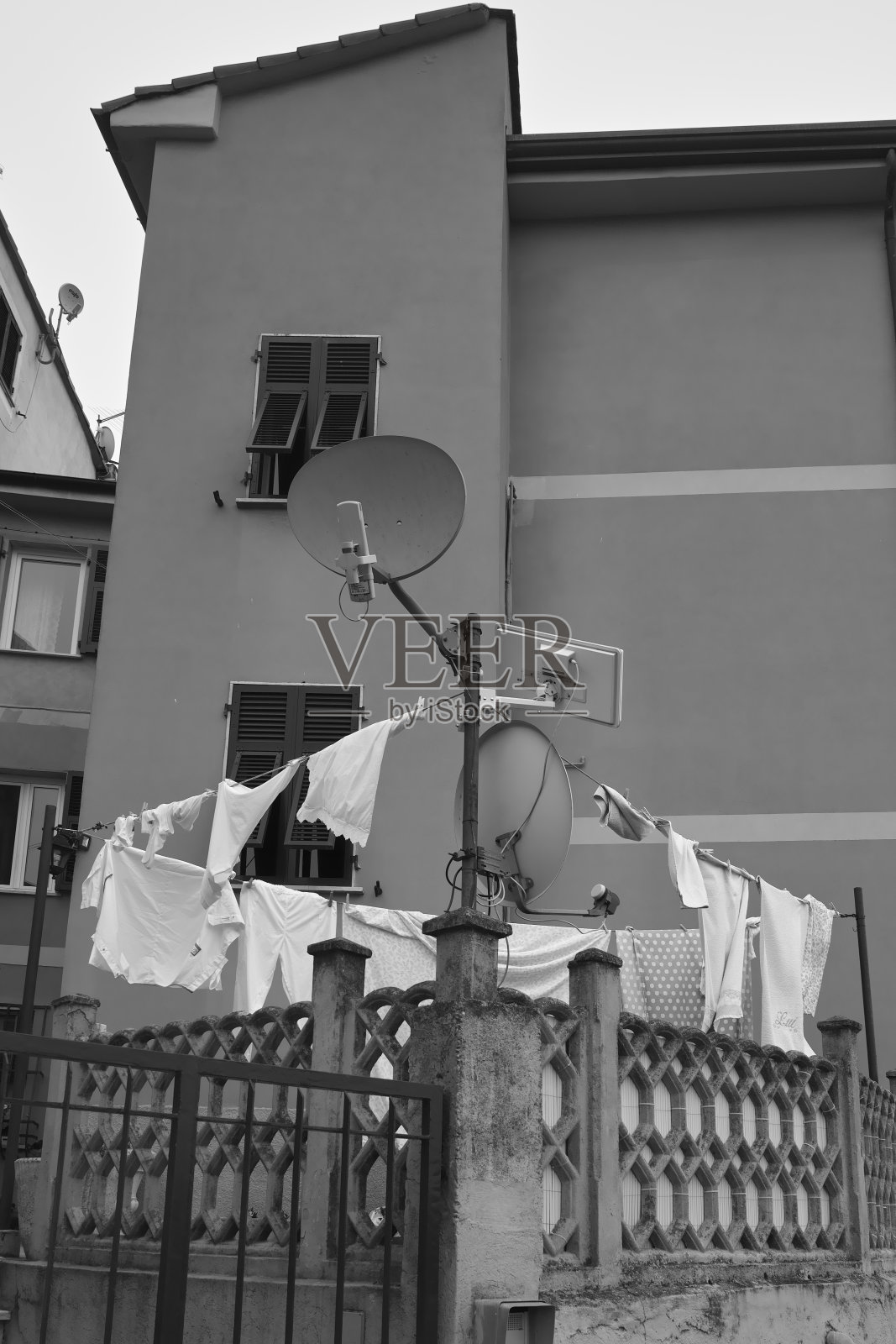 黑白照片的vezzano中世纪村庄附近的la spezia照片摄影图片