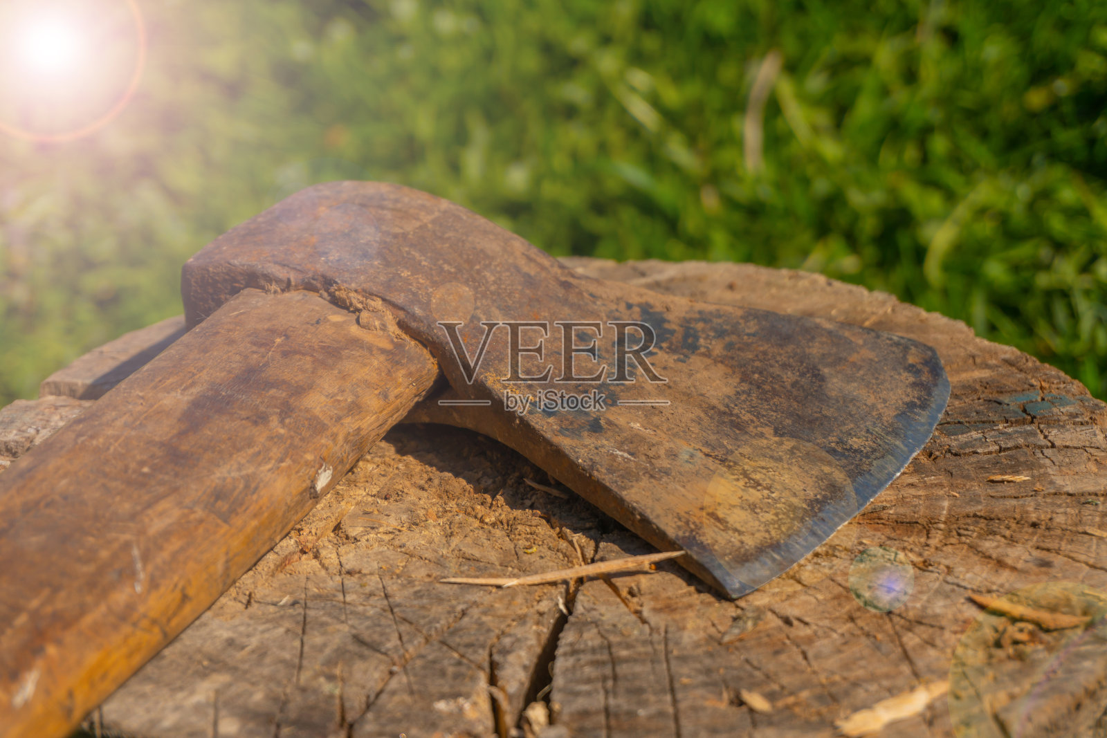 一把生锈的斧头放在树桩上照片摄影图片