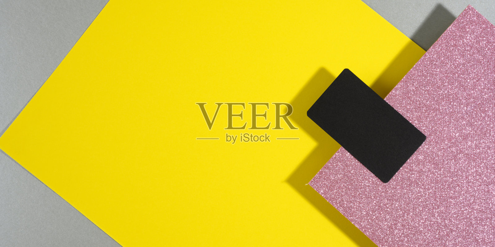 空白黑色矩形名片的创意背景从纸与阴影，灰色背景和黄色表照片摄影图片