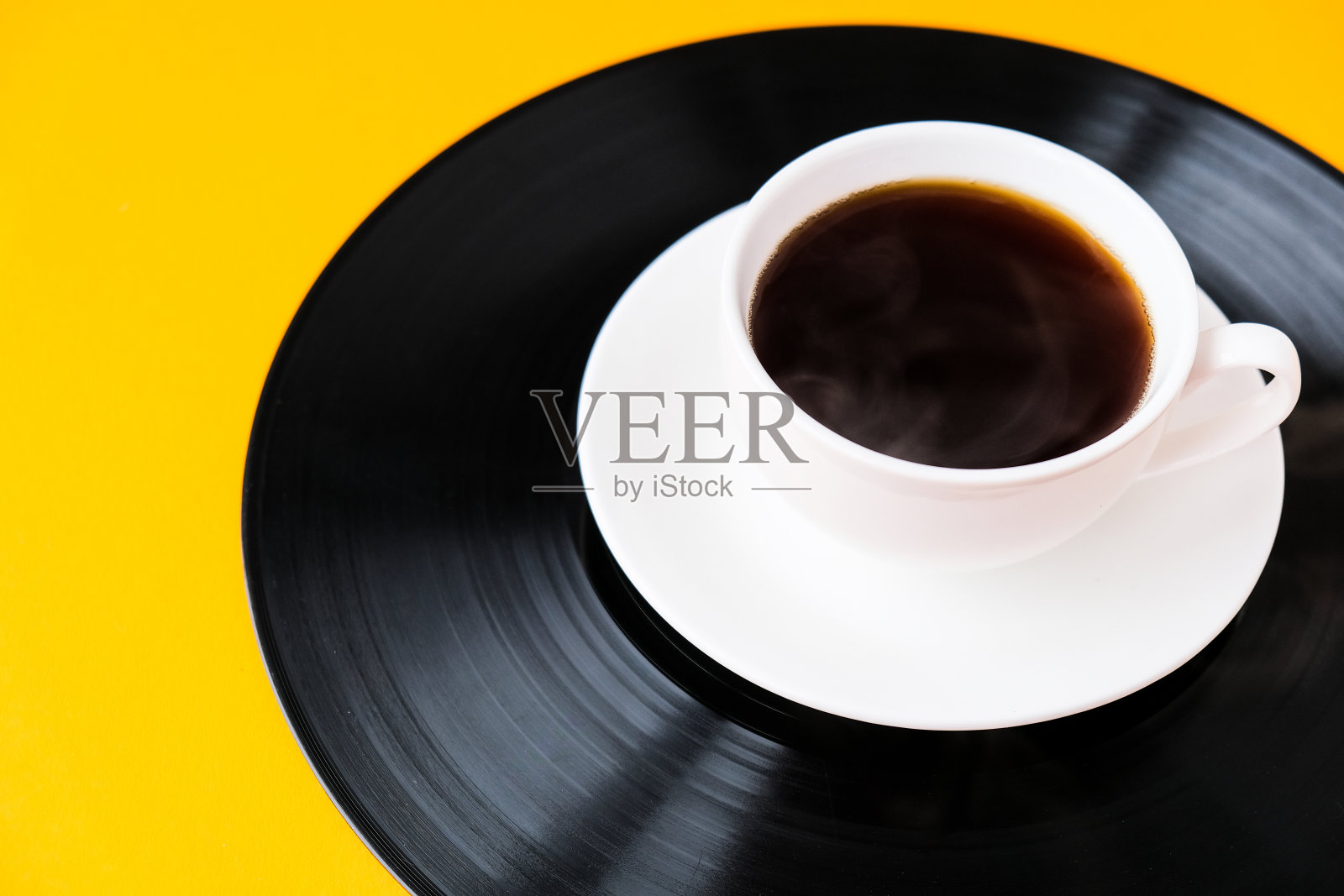 一杯黑咖啡和vynil唱片。副本的空间。听音乐。复古的风格照片摄影图片