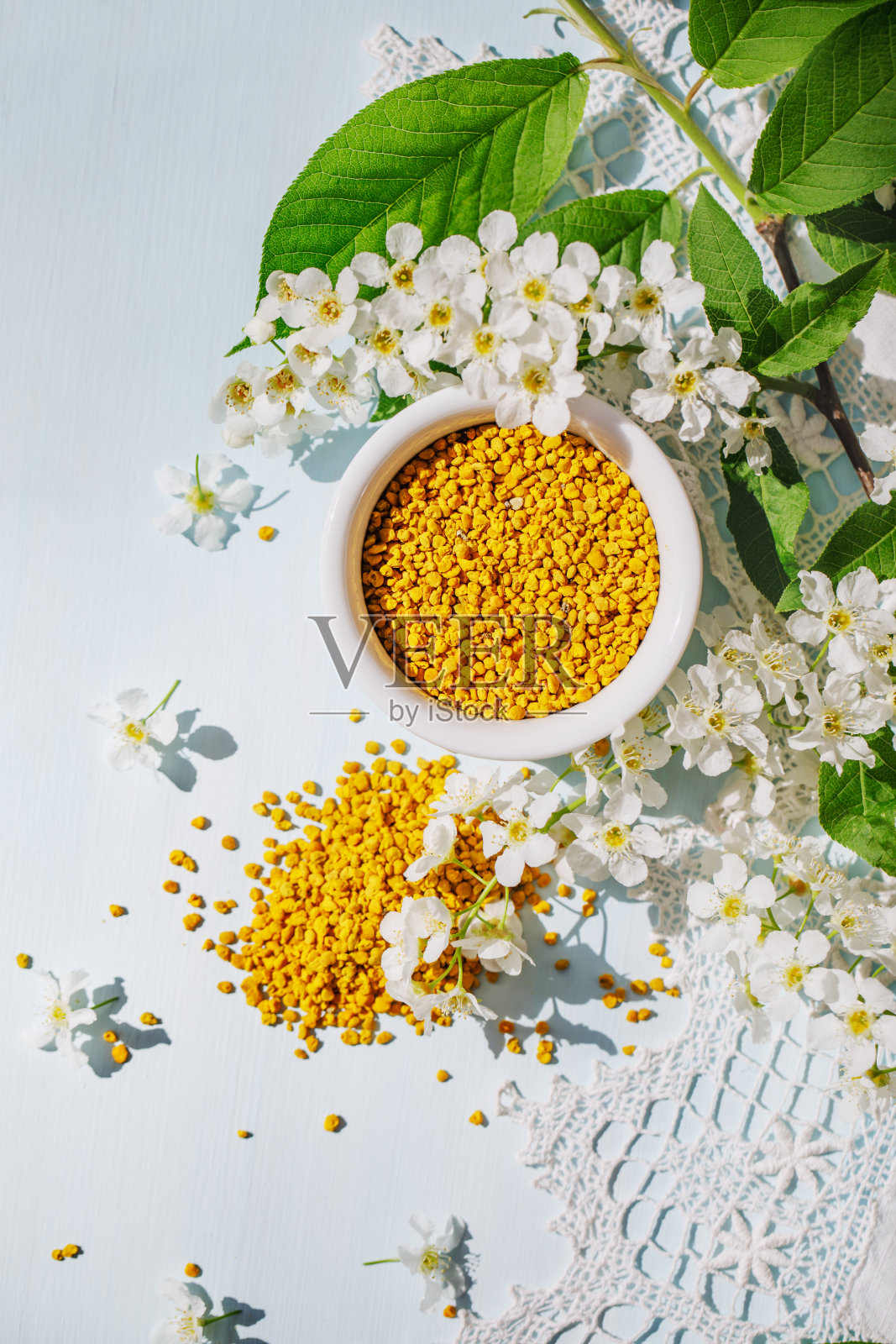 一碗蜜蜂带到蜂房的花粉。照片摄影图片