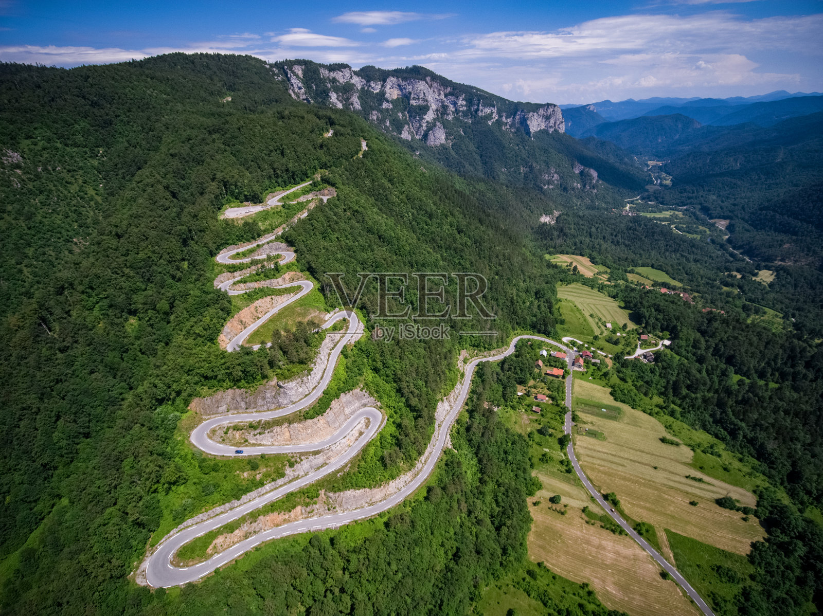 蜿蜒壮阔的山路。高质量的无人机股票照片。照片摄影图片