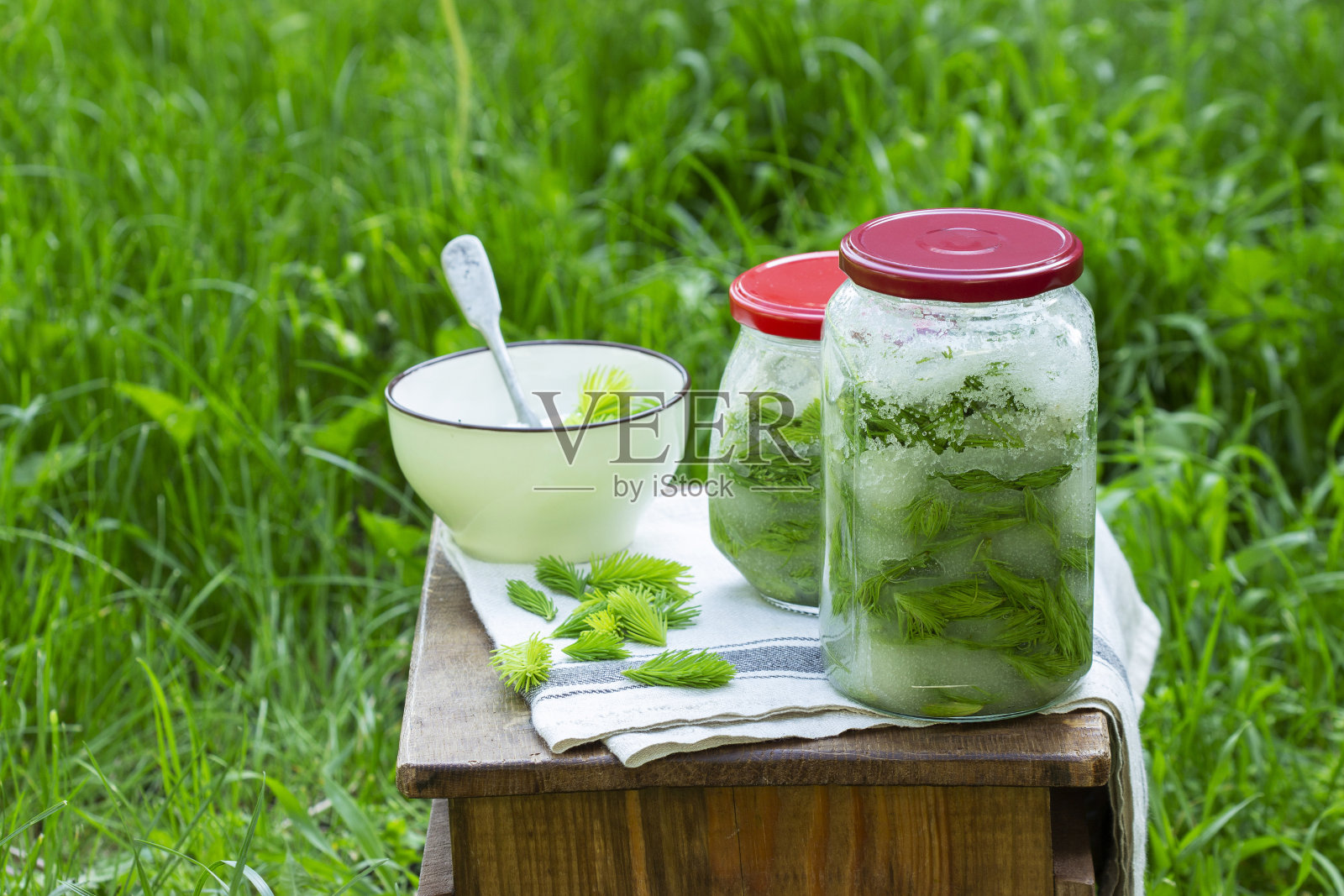 装着云杉芽和糖的罐子，还有制作糖浆的原料。照片摄影图片