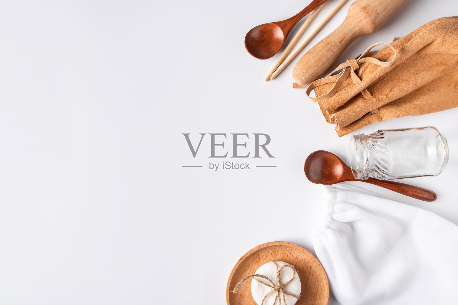 环保可回收的厨房配件-可生物降解的袋子和木制用具。“零浪费”的概念。照片摄影图片