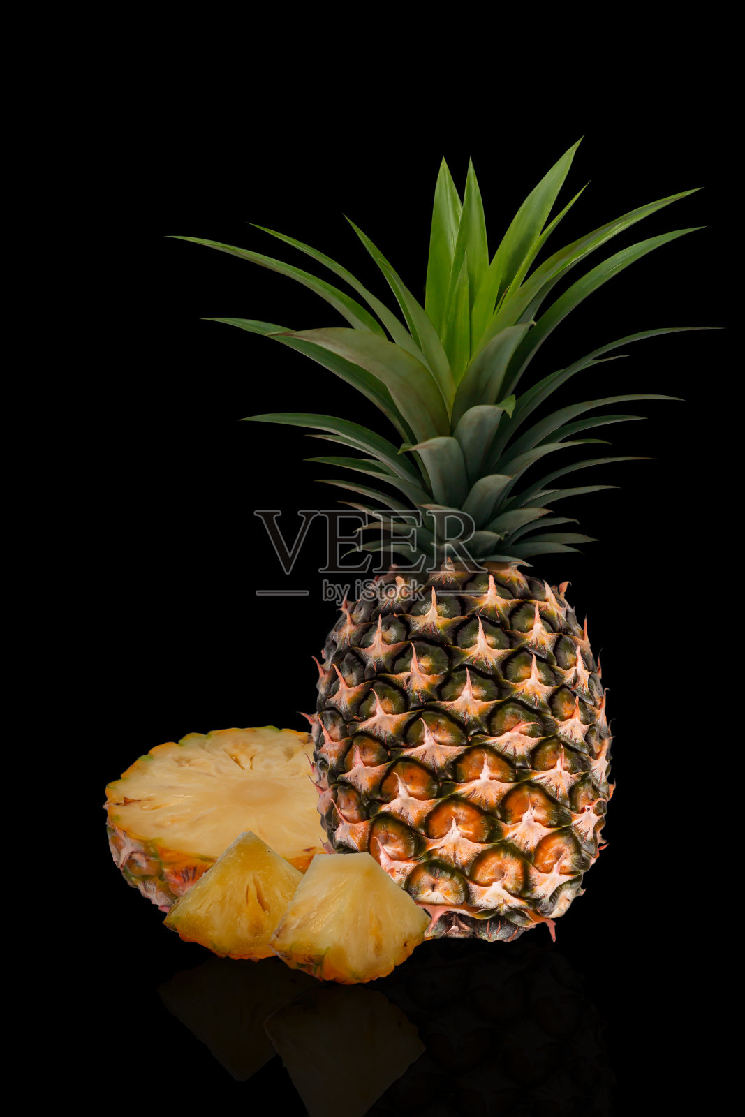 菠萝。整个菠萝和切片在黑色背景下分离。照片摄影图片