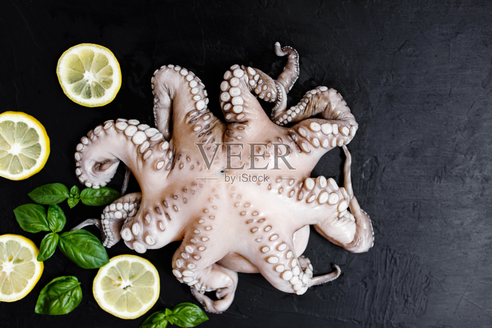 黑色背景上的健康鱼类和海鲜品种。前视图。海鲜在黑色的乡村背景。照片摄影图片