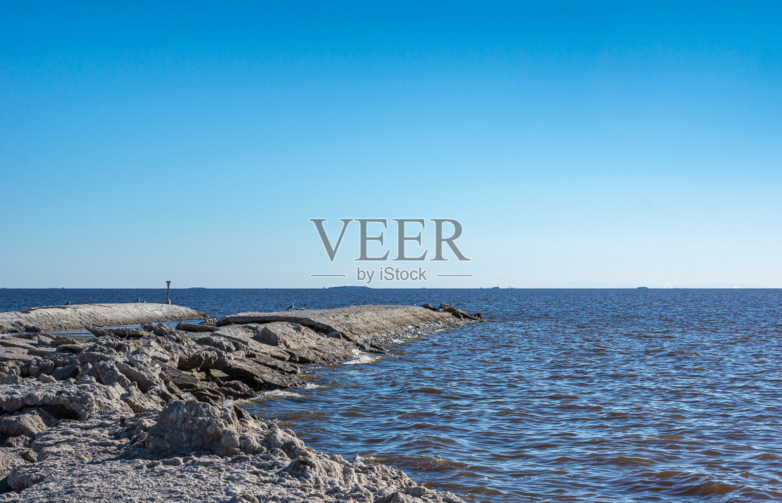 在美国加利福尼亚州索尔顿海陆地末端的海浪照片摄影图片