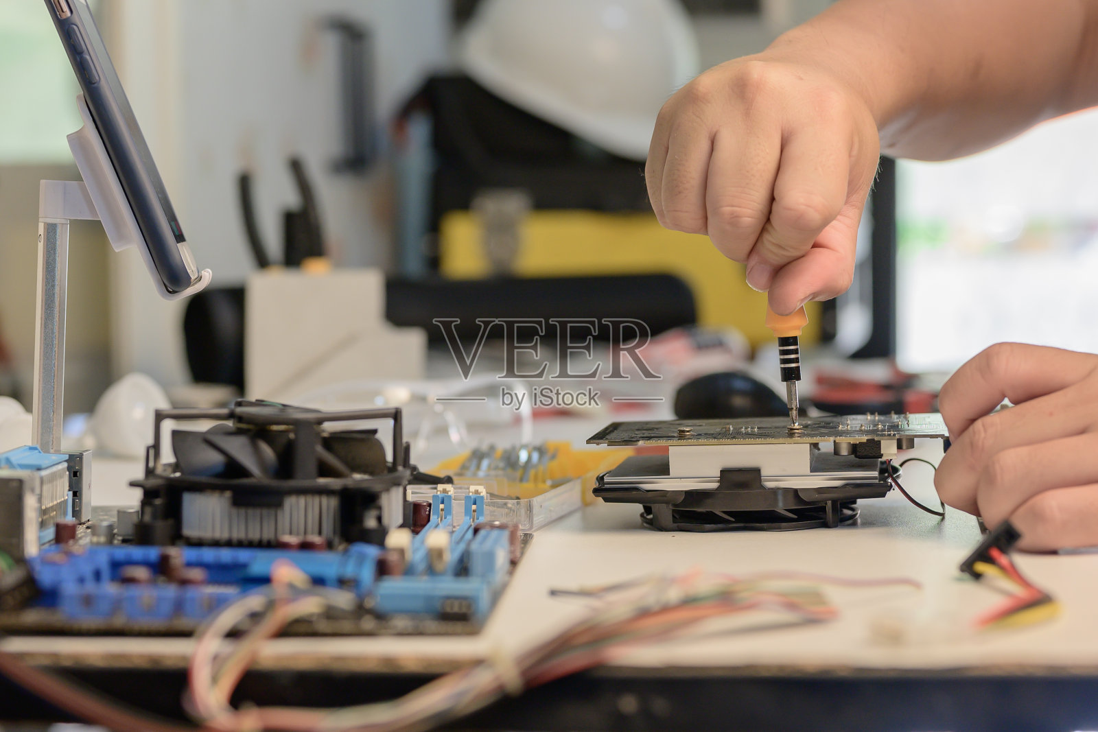 电工或工程人员维护和修理计算机硬件。照片摄影图片