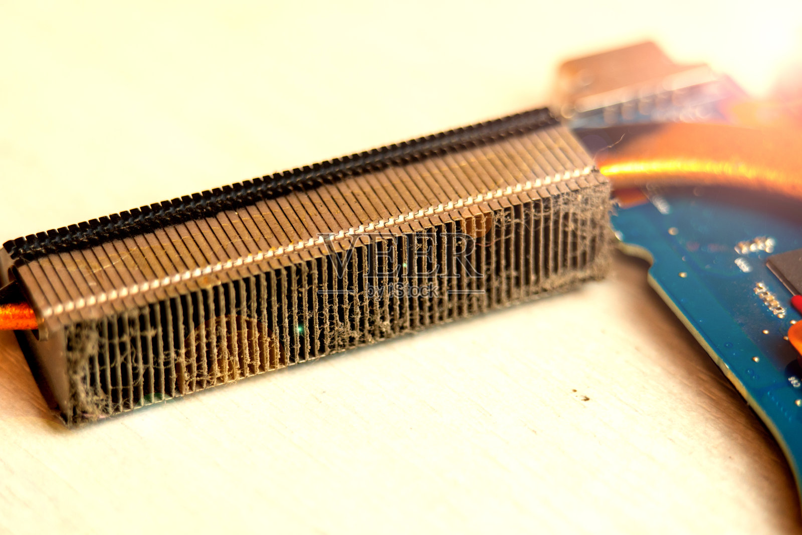 笔记本电脑主板上的积尘散热器，用于清除电脑冷却系统中的灰尘照片摄影图片