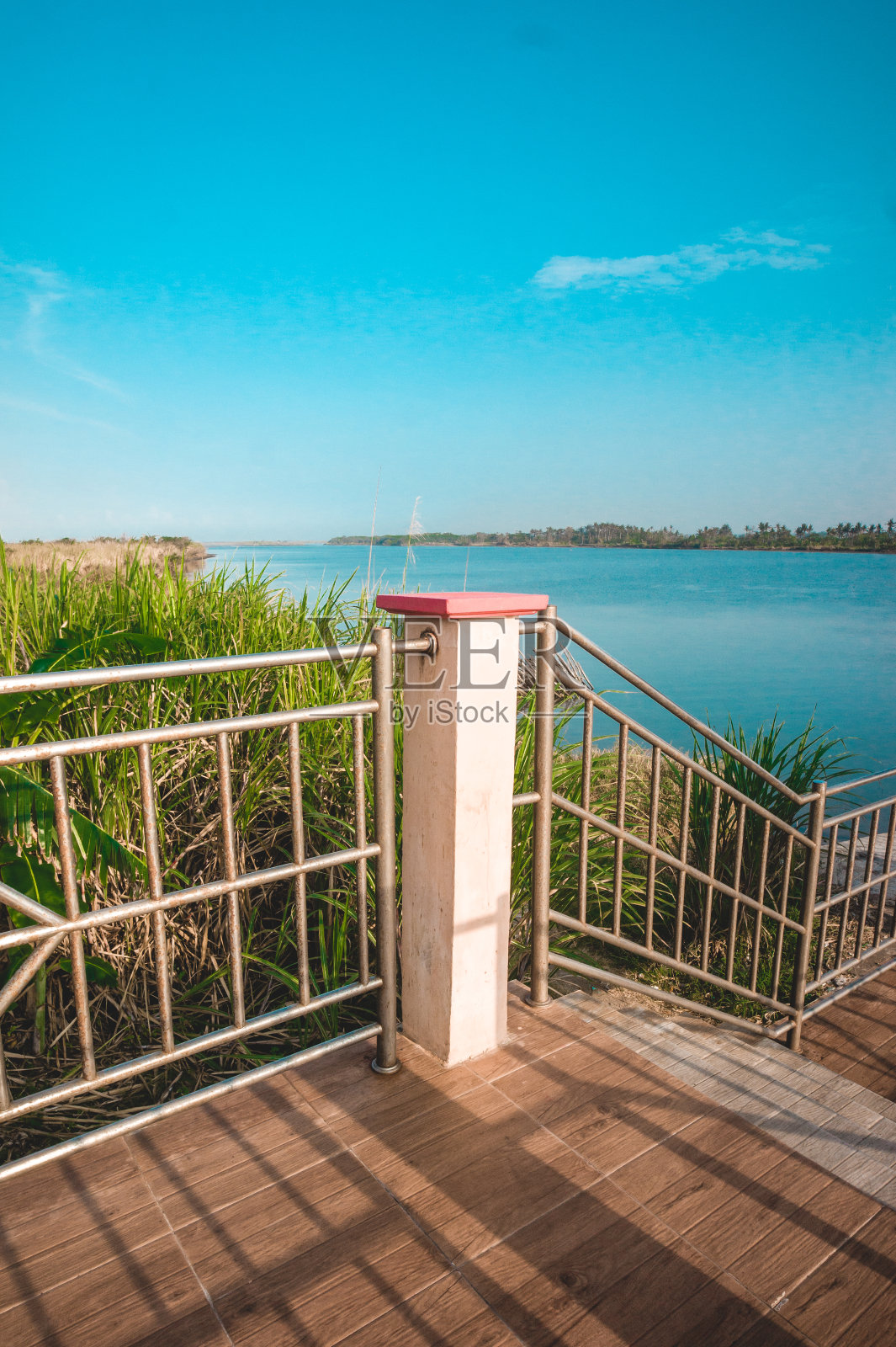 以大海为背景的铁栅栏照片摄影图片
