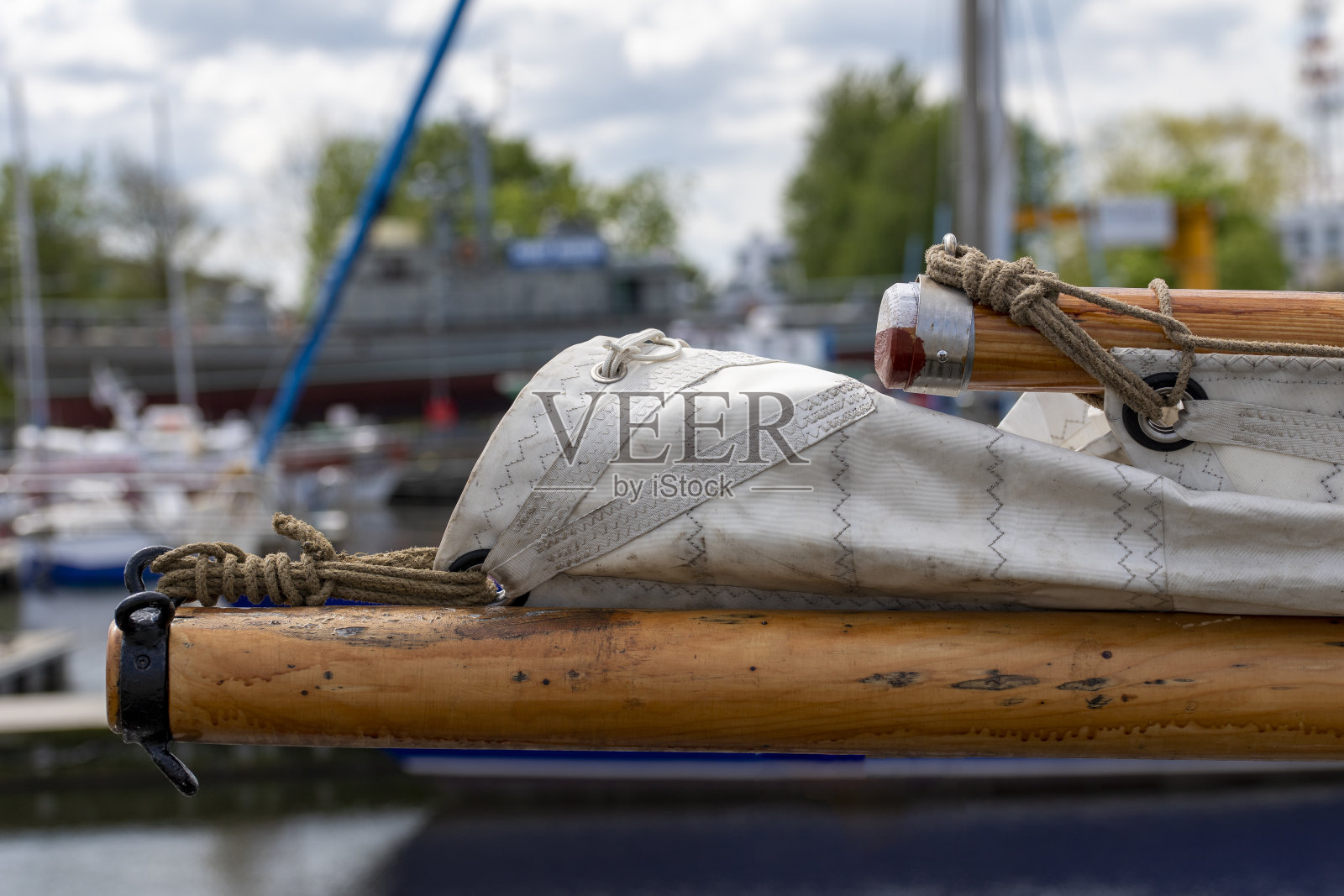 木制吊杆，绳索和拉着的帆。海上航行用的配件。春天的季节。照片摄影图片