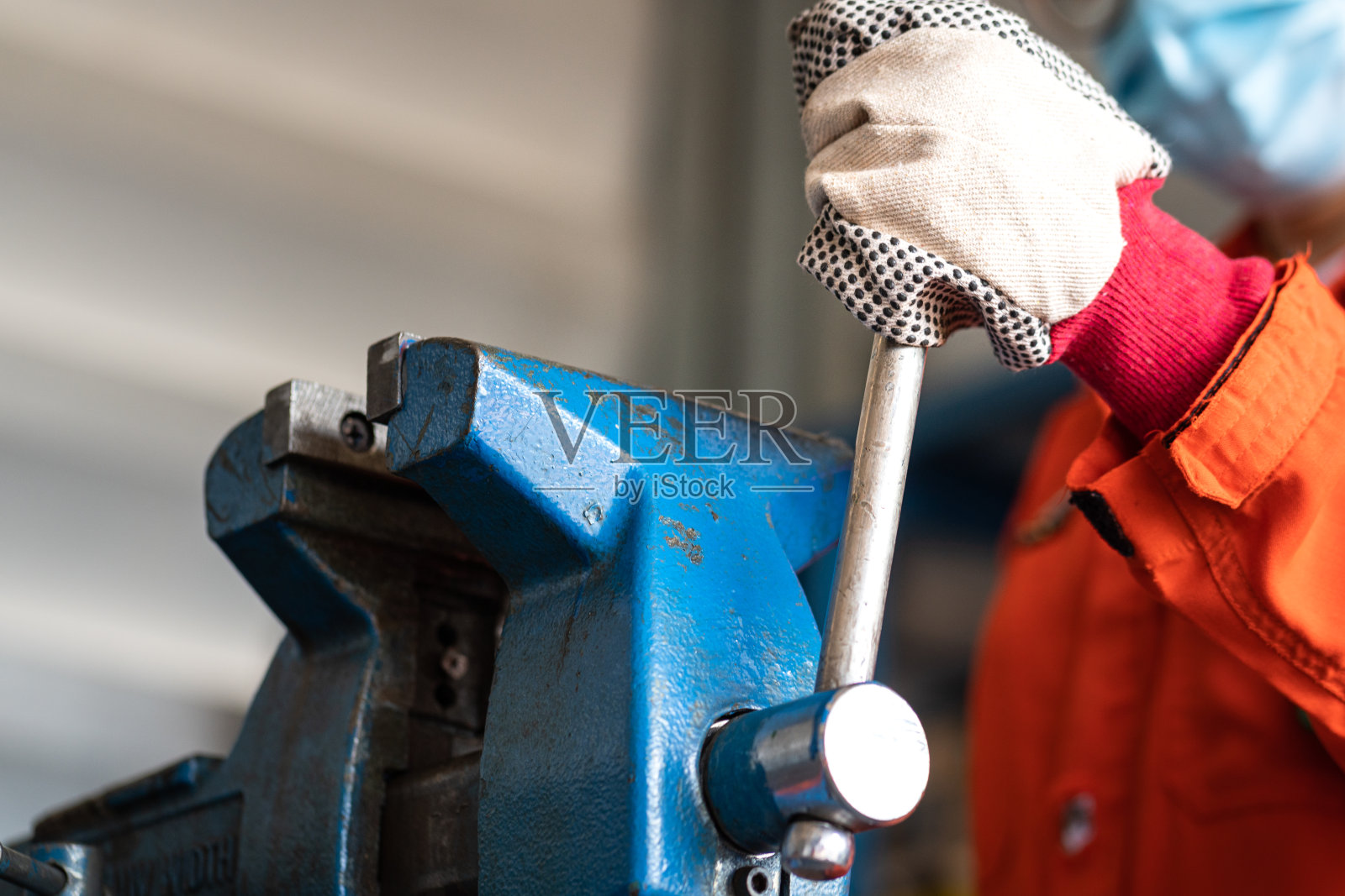 在工厂的工作台钳上工作。照片摄影图片