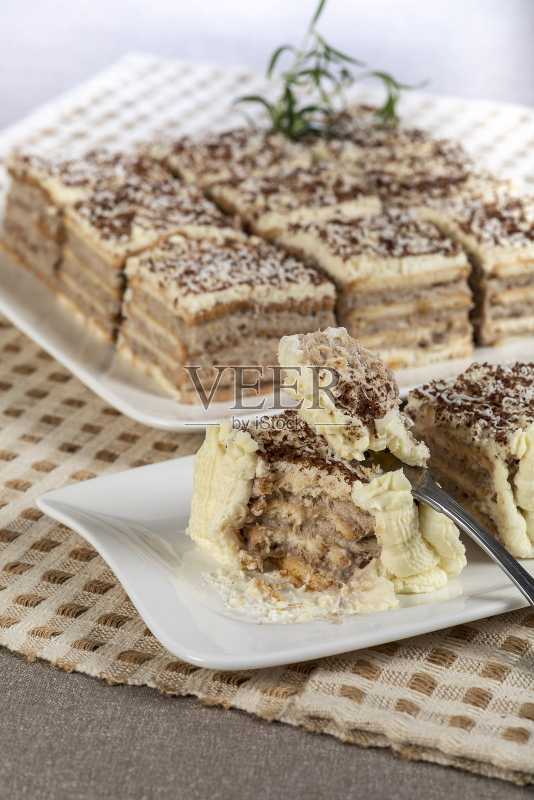 用鲜奶油和巧克力点缀的自制蛋糕。照片摄影图片