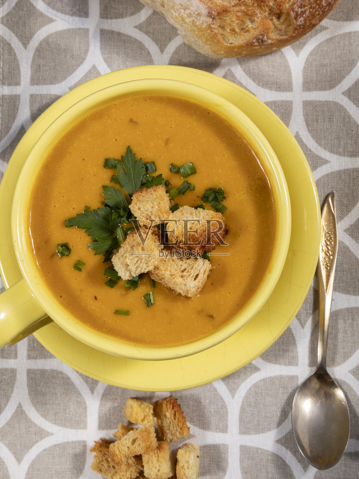 木制背景的南瓜汤照片摄影图片