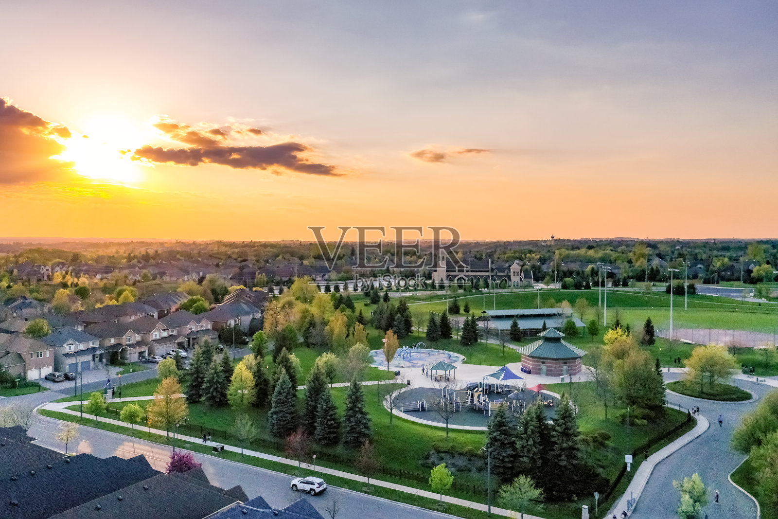 加拿大沃恩，Woodbridge和Kleinburg的独立复式住宅，在麦肯齐博士和Islinton大街的住宅区的鸟瞰图照片摄影图片