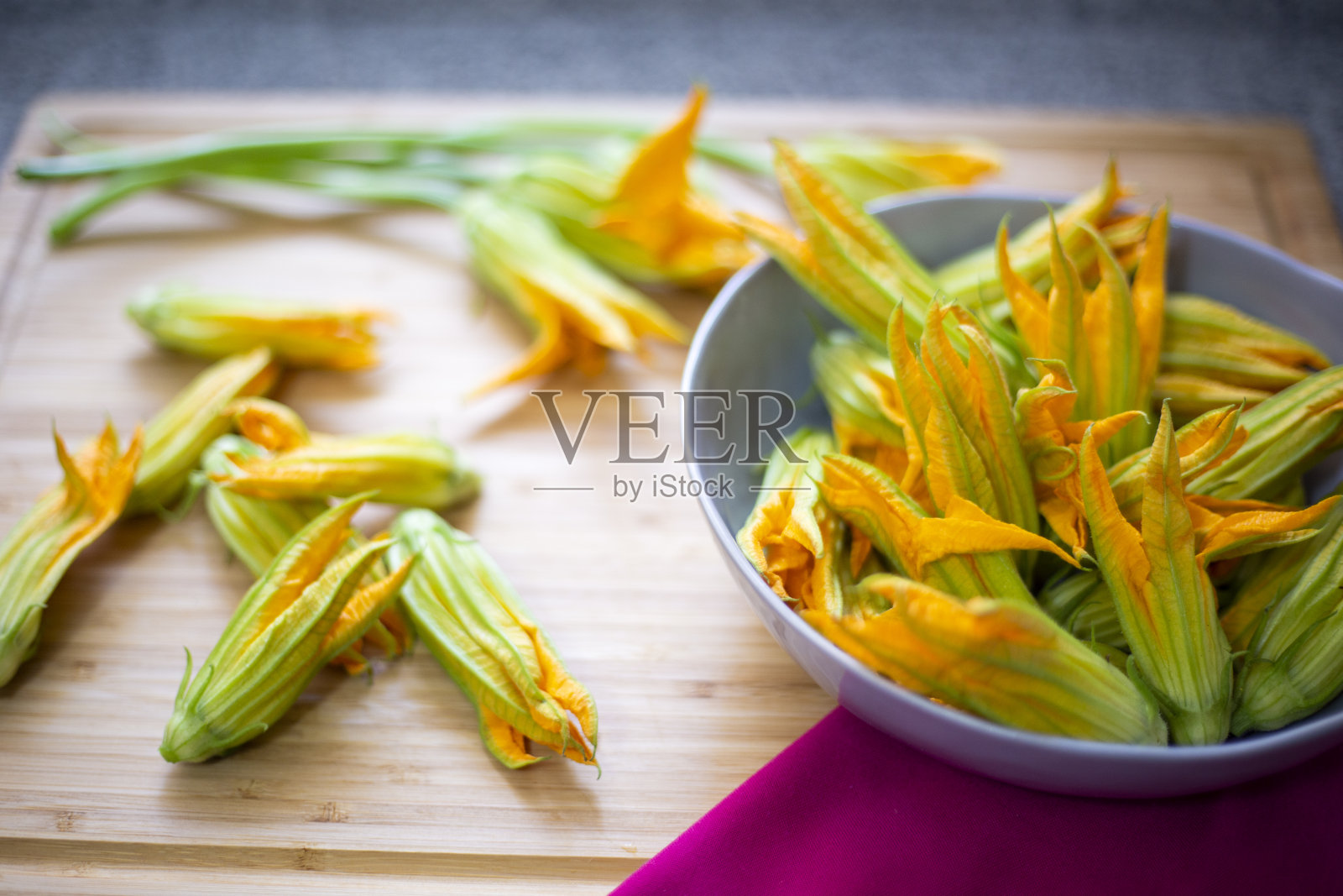 木板上的南瓜花照片摄影图片