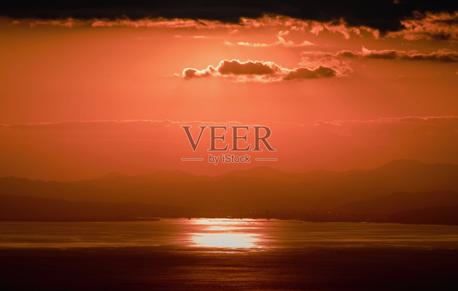 骏河湾对岸的清水港照片摄影图片